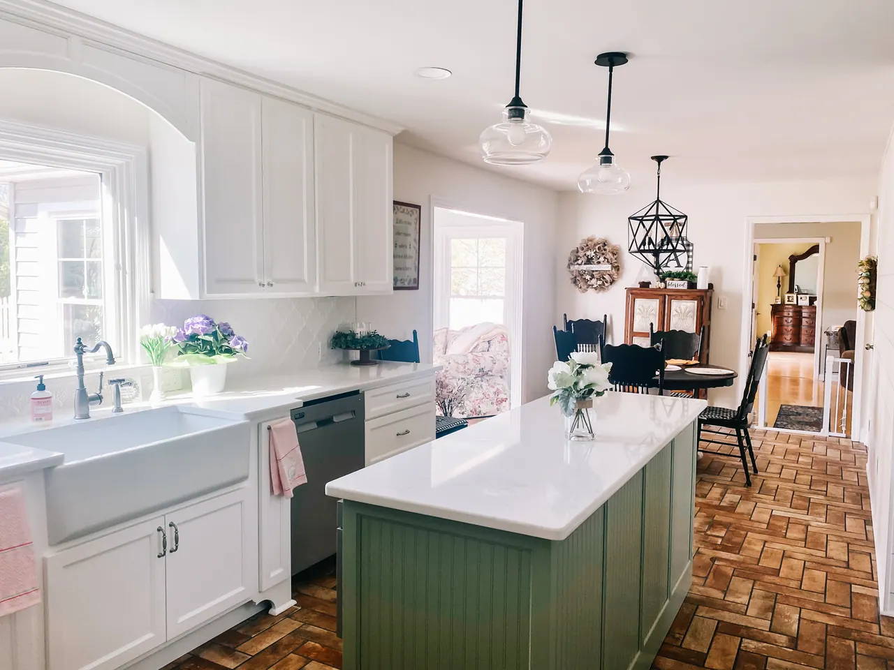 Apron sink under arched window with green island