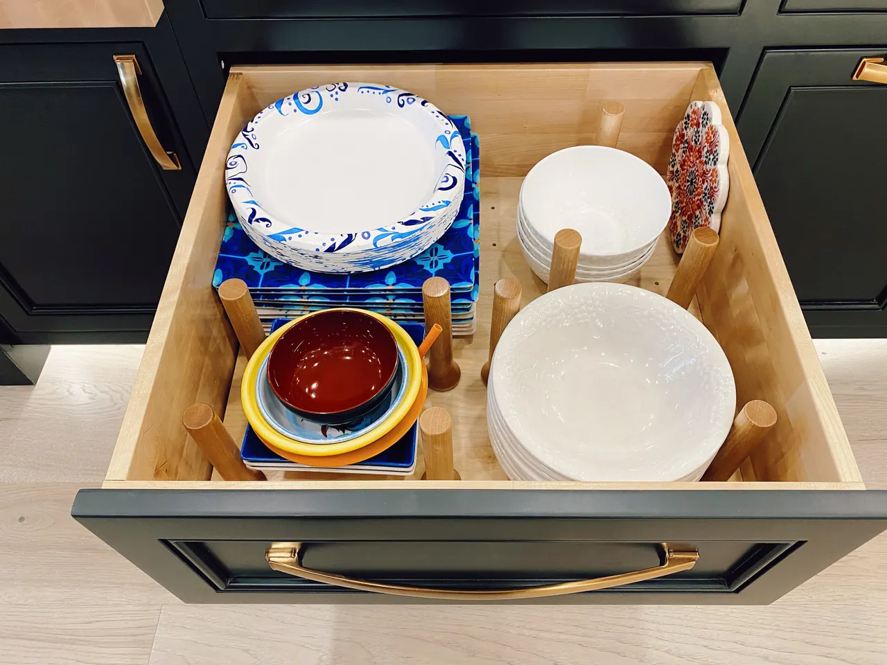 Deep drawer with dish organizer pegs