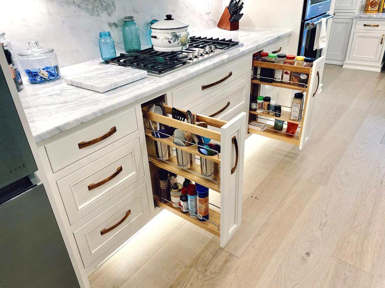 Pull-out spice rack beside the cooktop