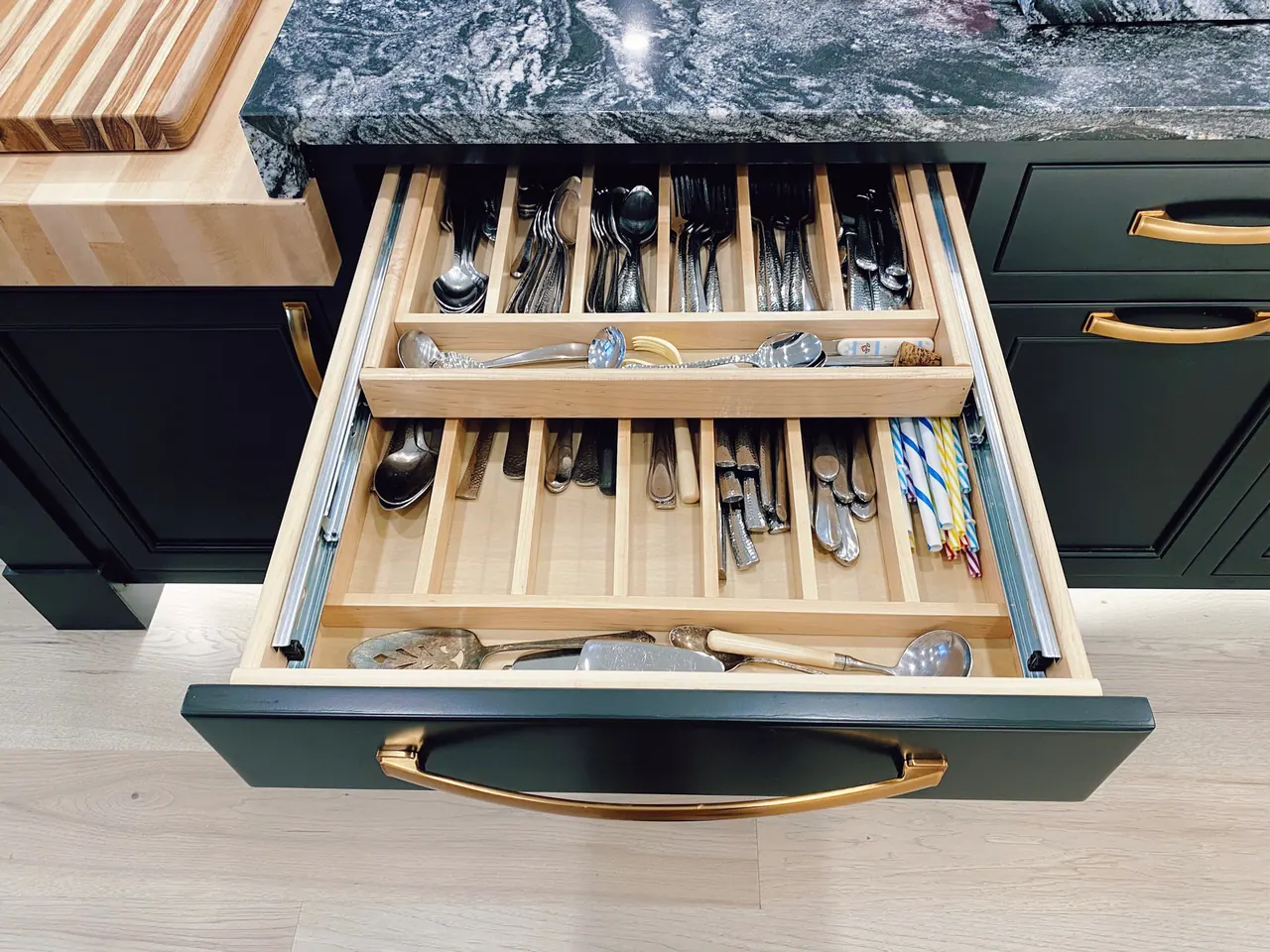 Two-tier cutlery drawer insert